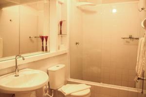 ein Bad mit einem WC, einem Waschbecken und einer Dusche in der Unterkunft Pousada Blanca Inn in Búzios