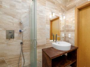 a bathroom with a sink and a shower at Dom Wczasowy Gallus- pokoje z klimatyzacją in Krynica Morska