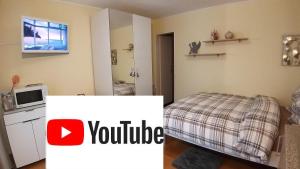 1 dormitorio pequeño con 1 cama en una habitación en Joli studio avec terrasse et vue EXCLUSIVEMENT POUR NON FUMEURS en Belmont-sur-Lausanne