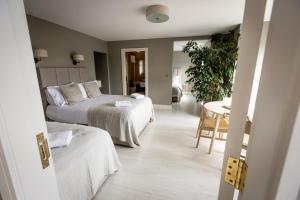杜林的住宿－Coastal View House，酒店客房设有两张床和一张桌子。