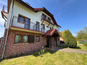 ゴンスキにあるNostalgia Gąskiのレンガ造りの家(バルコニー、庭付)