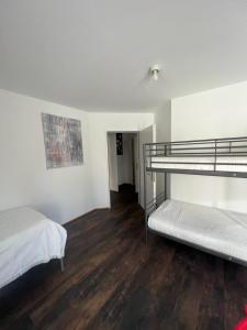 سرير بطابقين أو أسرّة بطابقين في غرفة في Basel-Stadt Gundeldingen Zimmer 404,