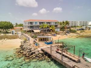 eine Luftansicht eines Resorts am Strand in der Unterkunft Oceanfront Flying Fish at Den Laman in Kralendijk