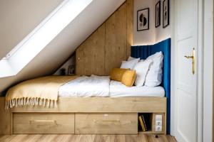 een slaapkamer met een bed op de zolder bij Nook with a view - Quelle in Győr