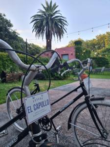 una bici parcheggiata con la targa di Posada El Capullo a Colonia del Sacramento