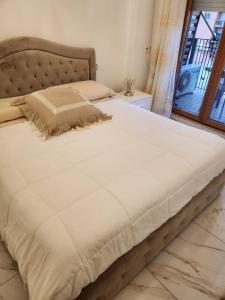 uma cama grande num quarto com uma janela em Casa comfort zone em Perugia