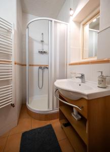 La salle de bains est pourvue d'une douche et d'un lavabo. dans l'établissement Chata Vanda, à Štrba