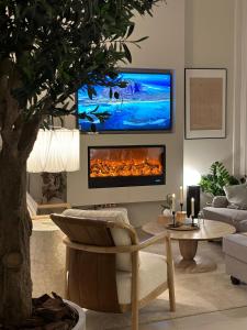 TV a/nebo společenská místnost v ubytování Wishes Luxury villa near to beach