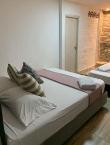 Postel nebo postele na pokoji v ubytování Hostal Catalleya