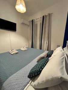A bed or beds in a room at Haraki Blue Horizon