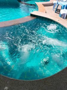 Bazén v ubytování พลอยฟ้ารีสอร์ทเขาเต่า Ployfarresortkhaotao nebo v jeho okolí