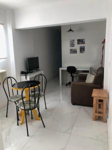 a living room with a table and chairs and a couch at Rua Dr Diogo de Faria, 671 apto 81 in Sao Paulo