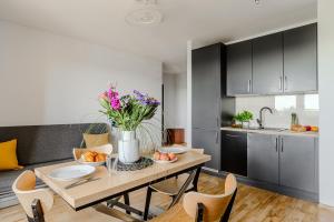 Kuchyňa alebo kuchynka v ubytovaní Apartament Ostrobramska - Praga Południe + 21 fotografií