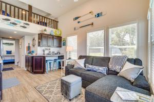 Köök või kööginurk majutusasutuses Riverfront Isleton Cottage Less Than 1 Mi to Rio Vista! +16 fotot