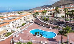 una imagen de un complejo con piscina en 2 Wings Tenerife - Apartment Chayofa en Chayofa