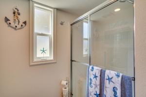 Vannituba majutusasutuses Riverfront Isleton Cottage Less Than 1 Mi to Rio Vista!