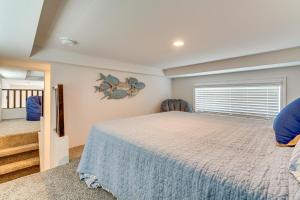 Voodi või voodid majutusasutuse Riverfront Isleton Cottage Less Than 1 Mi to Rio Vista! toas