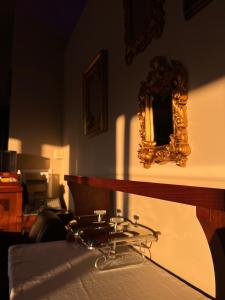 um espelho numa parede ao lado de uma cama em Epavlis Meteora Suites Hotel em Kalabaka