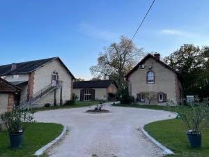 podjazd przed domem w obiekcie Gîte à la campagne groupe et famille 3 chambres Espace Jacuzzi hammam SPA w mieście Lorris