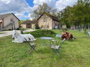 Vonkajšia záhrada v ubytovaní Gîte à la campagne groupe et famille 3 chambres Espace Jacuzzi hammam SPA