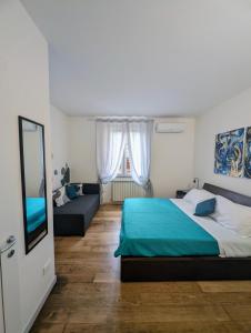 1 dormitorio con 1 cama grande y 1 sofá en Laspeziaduecentottanta Casa Vacanze 5 TERRE en La Spezia