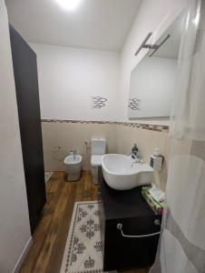 y baño con lavabo y aseo. en Laspeziaduecentottanta Casa Vacanze 5 TERRE en La Spezia