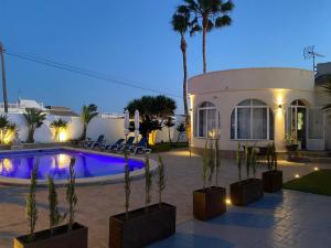 Villa con piscina por la noche en Detached Villa With Private Pool Torrevieja en Torrevieja
