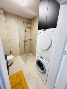 Bilik mandi di Sea Whisper apartament Hevenia Pogorzelica