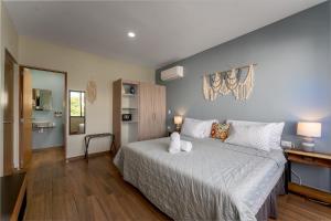 1 dormitorio con 1 cama grande en una habitación en NewComfy~5 Area~Walk 2 Beach~Pool~Views~King Bed, en Mazatlán