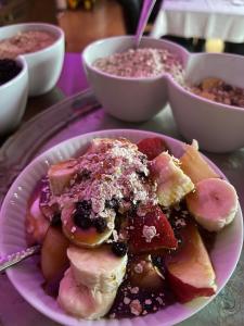 un piatto di cibo con frutta su un tavolo di Epavlis Meteora Suites Hotel a Kalabaka