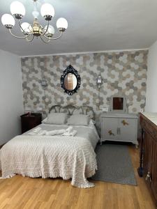 una camera con un grande letto e uno specchio di CASA DE PARDO a La Coruña