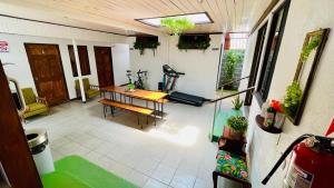 um quarto com uma mesa e cadeiras numa casa em Hostel El Pretal em Libéria