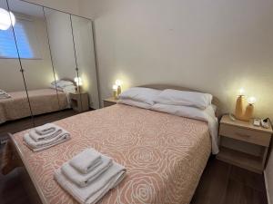 マリーナ・ディ・ラグーザにあるVilla Afrodite mediterranea 2022のタオルが敷かれたベッドのある寝室 +63枚の写真