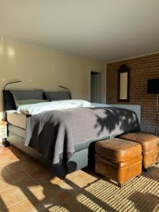 Strasen的住宿－阿爾斯維旺迪酒店，一间卧室设有一张床和砖墙