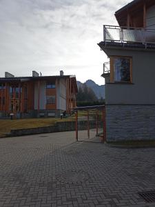 um edifício com uma varanda ao lado em MOKKA SILVER Spa & Ski Apartamenty na Vivie em Zakopane