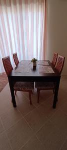 uma mesa com duas cadeiras e uma planta sobre ela em Europroperties Bendita Mare Apartments em Golden Sands