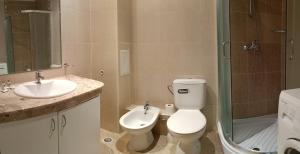 W łazience znajduje się toaleta, umywalka i prysznic. w obiekcie Europroperties Bendita Mare Apartments w Złotych Piaskach