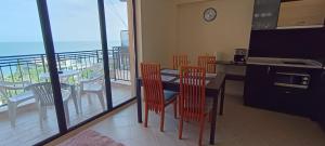 um quarto com uma varanda com uma mesa e cadeiras em Europroperties Bendita Mare Apartments em Golden Sands