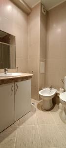 ゴールデン・サンズにあるEuroproperties Bendita Mare Apartmentsのバスルーム(洗面台、トイレ、鏡付)