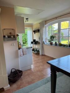 uma cozinha com um frigorífico e uma mesa em Ars Vivendi em Strasen