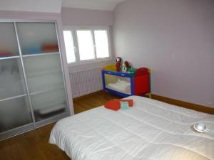 ein Schlafzimmer mit einem weißen Bett und einem Fenster in der Unterkunft MAISON proche PLAGE TERRAIN DE TENNIS Le Pouliguen in Le Pouliguen