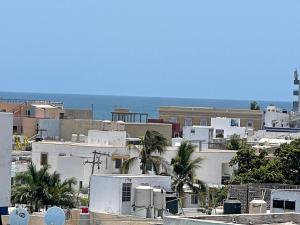 vistas a una ciudad con edificios blancos y al océano en NewComfy~5 Area~Walk 2 Beach~Pool~Views~King Bed, en Mazatlán
