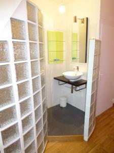 ein Badezimmer mit Waschbecken und Spiegel in der Unterkunft MAISON proche PLAGE TERRAIN DE TENNIS Le Pouliguen in Le Pouliguen + 12 Fotos