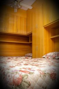 een slaapkamer met een groot bed en houten kasten bij Hotel & Casa de Charme Estadio Morumbi 24 Hs in Sao Paulo