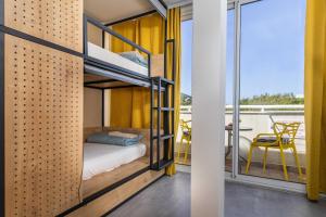 杜布羅夫尼克的住宿－佩特拉海濱旅舍，一间带双层床的卧室和一个阳台