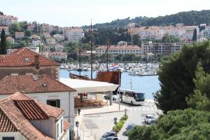 een bus staat geparkeerd bij een jachthaven met boten bij Hostel Petra Marina in Dubrovnik