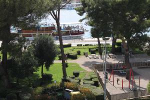 Hostel Petra Marina في دوبروفنيك: اطلالة على حديقة مع قارب في الماء