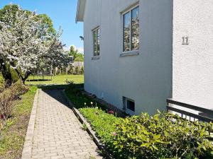 una casa con una pasarela de ladrillo junto a un edificio en Holiday home GÖTEBORG V, en Gotemburgo