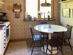 cocina con mesa y sillas en Holiday home Backaryd II, en Backaryd
