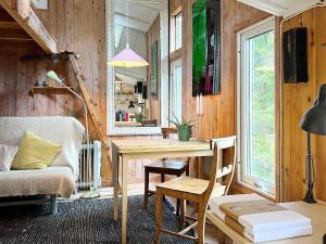 - un salon avec une table et une chaise dans l'établissement Holiday home INGARÖ V, à Grönskan